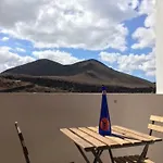 דירה Volcano View